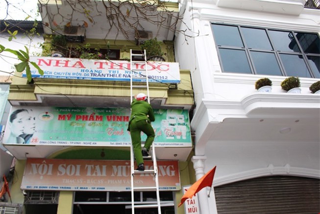 Cháy quầy thuốc tây, 4 người mắc kẹt kêu cứu