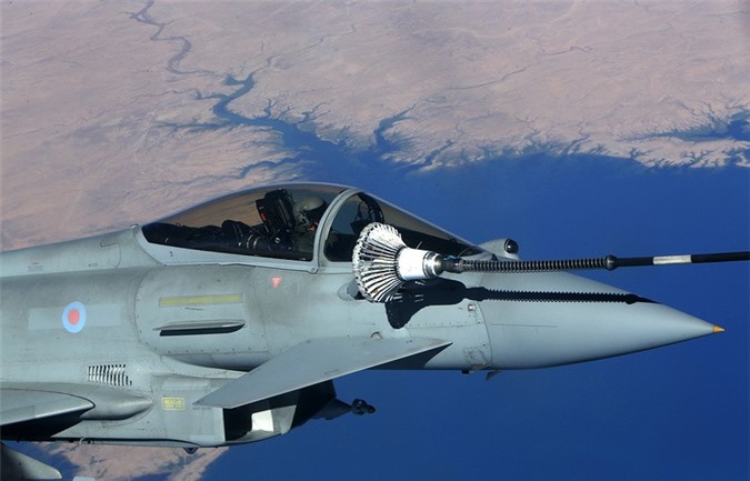 Chiến đấu cơ Anh "bám đuôi" máy bay ném bom Nga