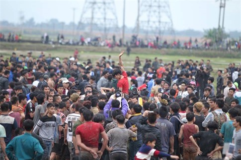 Hàng trăm thanh niên giẫm đạp, tranh giành cướp phết ở làng Hiền Quan