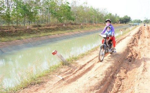 Lao xe xuống kênh, cả nhà 3 người đuối nước thương tâm