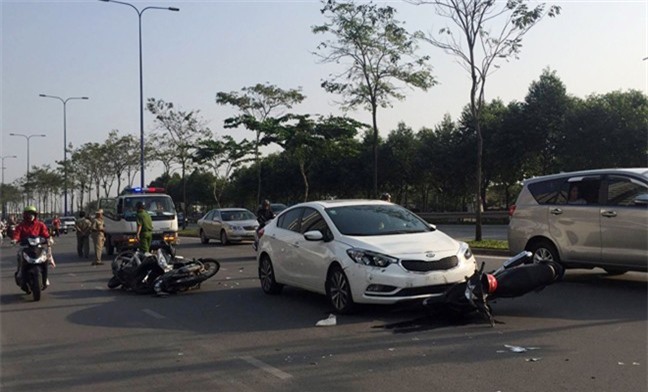 Nữ tài xế tông hàng loạt xe máy, 4 người nhập viện cấp cứu