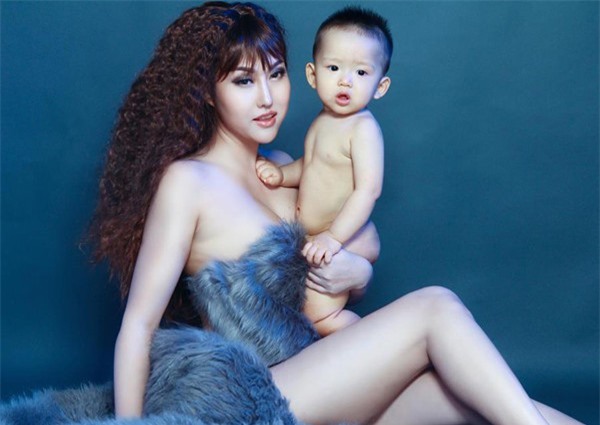 Phi Thanh Vân khoe vẻ đẹp mặn mà bên con trai