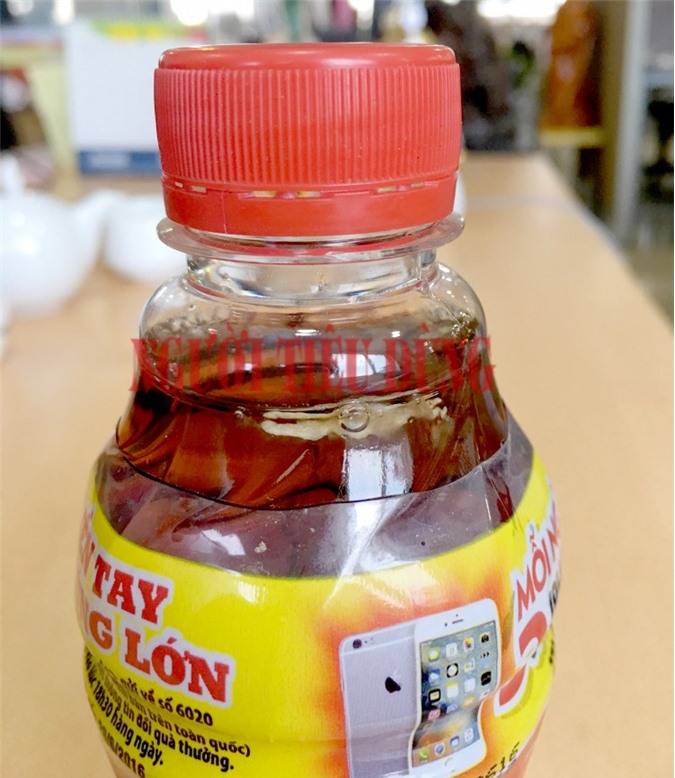 Vật thể lạ nổi lềnh bềnh trong chai nước Trà thảo mộc Dr.Thanh của Công ty Tân Hiệp Phát