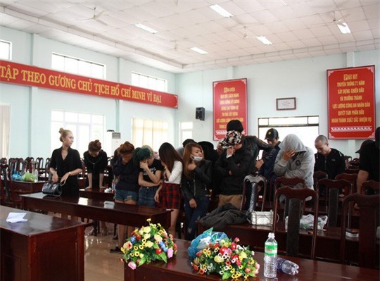 Ẩn nấp trong quán karaoke, 28 đối tượng sử dụng ma túy đá