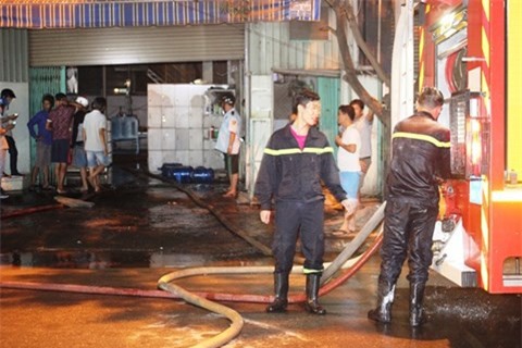 Nổ lớn ở xưởng in, người dân nâng cửa cứu người
