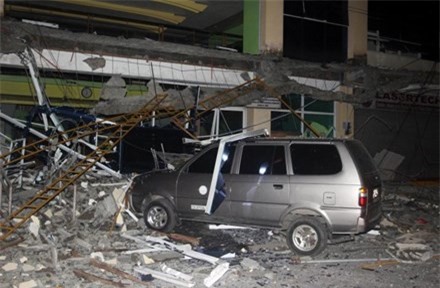 Philippines rung chuyển vì động đất, ít nhất 15 người chết