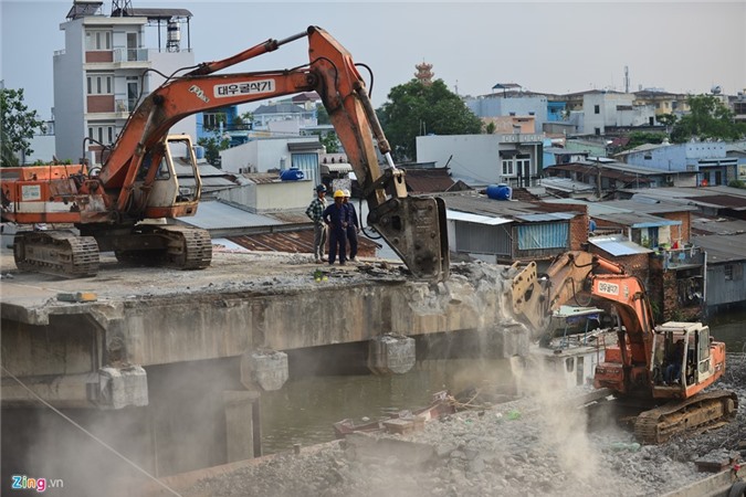 Sài Gòn: Tháo dỡ cầu gần 100 tuổi, giao thông ùn ứ nghiêm trọng