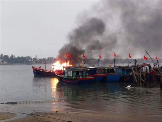 Thắp hương rằm tháng Giêng, 1 tàu cá cháy rụi