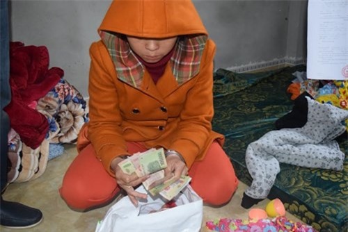 Bắt khẩn cấp người phụ nữ trộm vàng để bán lấy tiền xây nhà