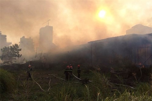 Cháy lớn tại khu đất bỏ hoang gần Hồ Tây