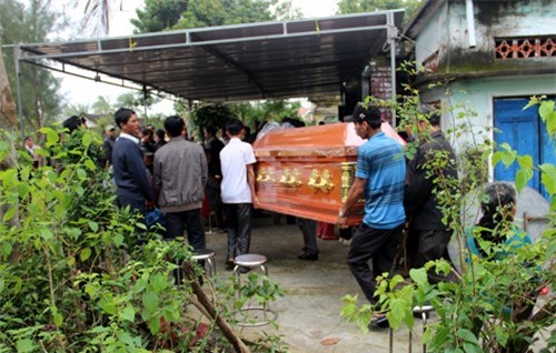 Ghe thả lưới bị lật, hai mẹ con đuối nước thương tâm