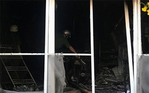 Giải cứu 5 người mắc kẹt trong căn nhà 4 tầng bốc cháy