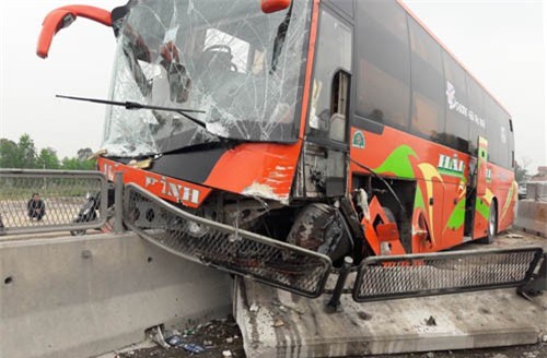 Kinh hoàng xe khách toác đầu vì húc dải phân cách