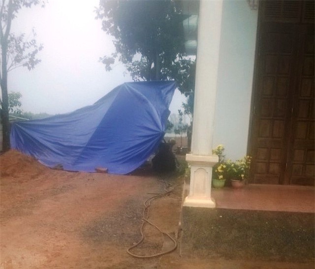 Người đàn ông gục trên vũng máu trước nhà sau tiếng kêu thất thanh