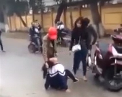 Nữ sinh lớp 10 bị túm tóc, đánh dã man trước cổng trường