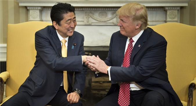 Trump cam kết sát cánh với Nhật Bản sau khi Triều Tiên phóng tên lửa