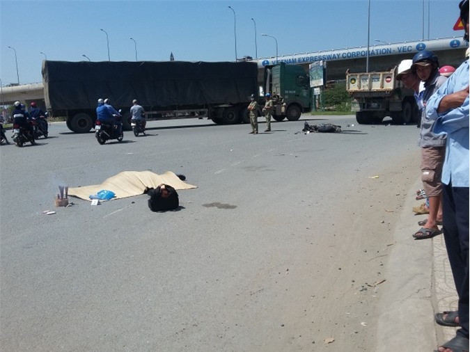 Xe ben cán nát xe máy, người đàn ông tử vong tại chỗ