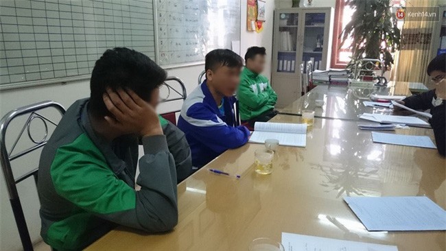 3 lái xe taxi bị xử phạt 6 triệu đồng khi "tè bậy" ngoài đường