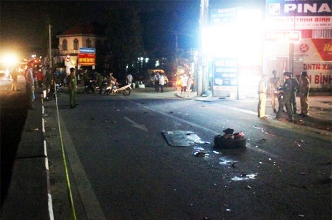 Bình Dương: Ô tô khách gây tai nạn liên hoàn, 2 cháu bé tử vong