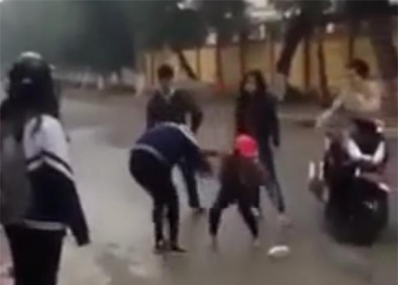 Danh tính nữ sinh bị đánh trước cổng trường ở Hà Tĩnh