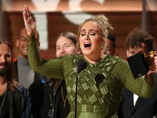 Grammy 2017: Adele khiến Beyonce bật khóc vì xúc động