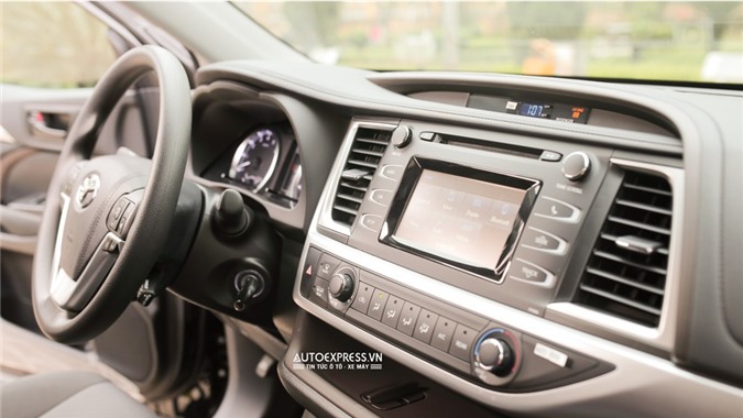 Nội thất xe Toyota Highlander 2017 phiên bản LE