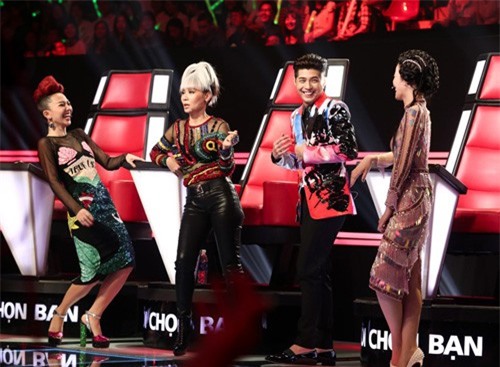 Tập đầu The voice 2017 đã xuất hiện "soái ca", 4 HLV bị chê tơi tả