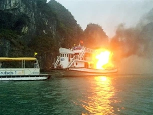 Tàu du lịch trên vịnh Hạ Long lại bốc cháy dữ dội