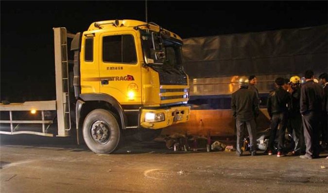 Thiếu quan sát, 1 thanh niên bị cuốn vào gầm xe đầu kéo tử vong