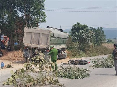 Xe đầu kéo gây tai nạn khiến thai phụ tử vong, chồng bị thương