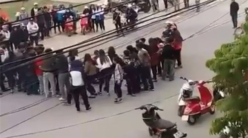 Đám đông hò reo cổ vũ hai cô gái đánh nhau giữa phố