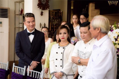 Đàm Vĩnh Hưng xuất hiện cùng mẹ trong đám cưới em gái