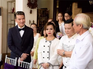 Đàm Vĩnh Hưng xuất hiện cùng mẹ trong đám cưới em gái