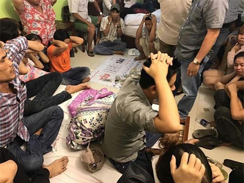 Đánh úp ổ cờ bạc bịp "vét sạch" tiền dân chơi Sài Gòn