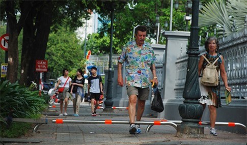 Lắp barie trên vỉa hè: CSGT Hà Nội nói gì?