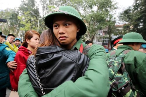 Nhập ngũ ngày Valentine, nhiều cặp đôi chia tay trong nước mắt