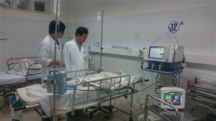 Rơi từ tầng 5 chung cư, bé trai 15 tháng tuổi nguy kịch