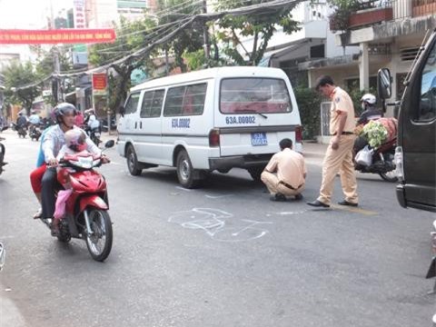 Xe biển xanh lấn làn, cán gẫy chân 1 người đàn ông