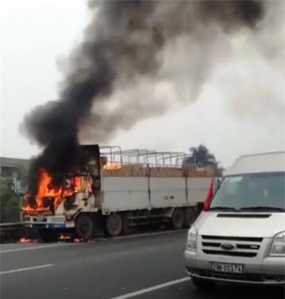 Xe tải biển Lào bốc cháy dữ dội trên đại lộ Thăng Long