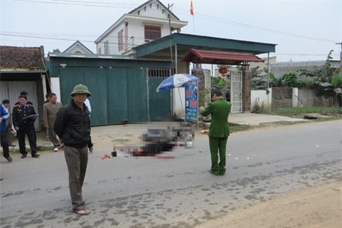 Xe tải đâm xe máy, vợ tử vong chồng nguy kịch