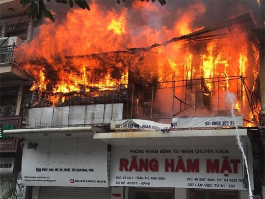 "Bà hỏa" ghé thăm phố Bát Đàn, người dân hốt hoảng