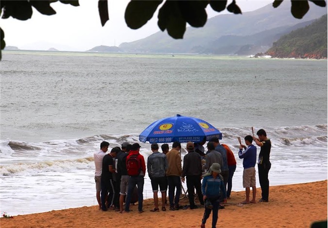 Bị sóng cuốn trôi, 2 sinh viên mất tích đúng ngày Valentine