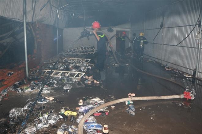 Cháy cửa hàng quần áo trong đêm, 2 mẹ con tử vong 