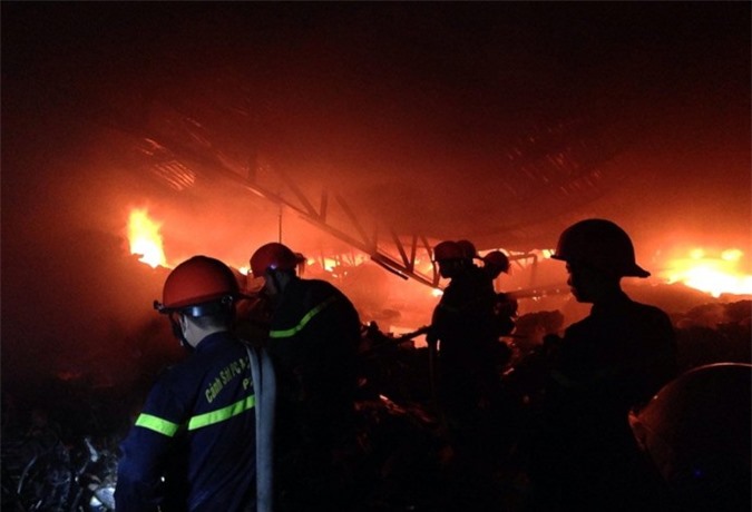 Cháy kho hàng, 100 lính cứu hỏa chiến đấu với ngọn lửa