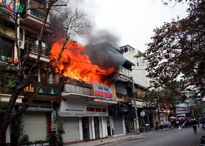 Hiện trường kinh hoàng vụ cháy trên phố Bát Đàn