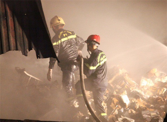 Hiện trường tan hoang sau vụ cháy kho hàng ở phố Minh Khai