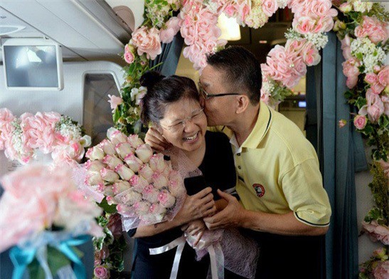 Vợ chồng kỷ niệm 30 năm ngày cưới trên máy bay Vietnam Airlines