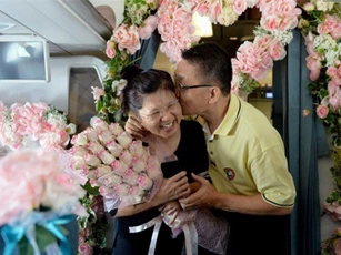 Vợ chồng kỷ niệm 30 năm ngày cưới trên máy bay Vietnam Airlines