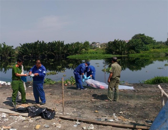 Bàng hoàng thi thể bé trai trên kênh ở Sài Gòn