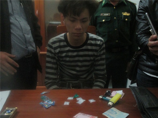 Bộ đội biên phòng bắt 3 đối tượng đang mua bán ma túy trong đêm khuya